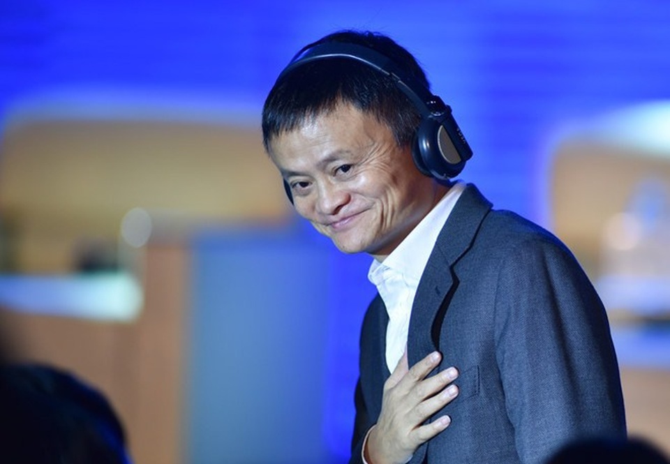 Jack Ma: "Để tiền mặt trong ví dễ bị móc túi, lừa đảo, tạo điều kiện cho tham nhũng..." - 4 Được biết, tỷ phú Jack Ma hiện có tổng tài sản hơn 39,6 tỷ USD, theo Forbes. Ông sinh năm 1964 tại Hàng Châu, từng là giáo viên tiếng Anh trước khi đồng sáng lập hãng thương mại điện tử Alibaba năm 1999