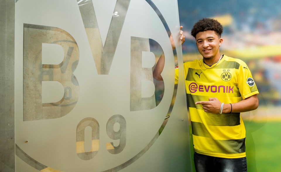Jadon Sancho được Dortmund chiêu mộ để thay Ousmane Dembele, người đã chuyển sang thi đấu cho Barcelona. Thậm chí, BLĐ Dortmund còn trao áo số 7 cho cầu thủ người Pháp. Thế nhưng, có vẻ như HLV Peter Bosz vẫn chưa thực sự tin tưởng điền tên cầu thủ 17 tuổi này vào danh sách dự Champions League.