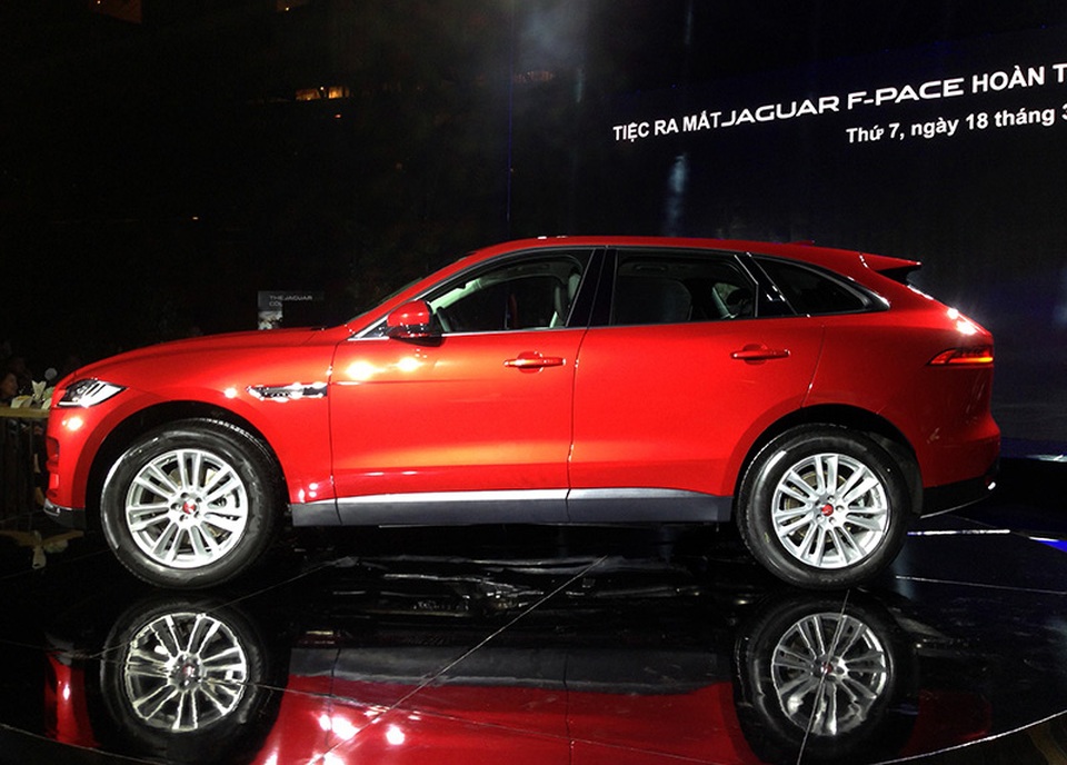 Jaguar F-Pace ra mắt Việt Nam, giá từ 3,595 tỉ đồng - 2 Jaguar F-Pace ra mắt Việt Nam, giá từ 3,595 tỉ đồng - 2