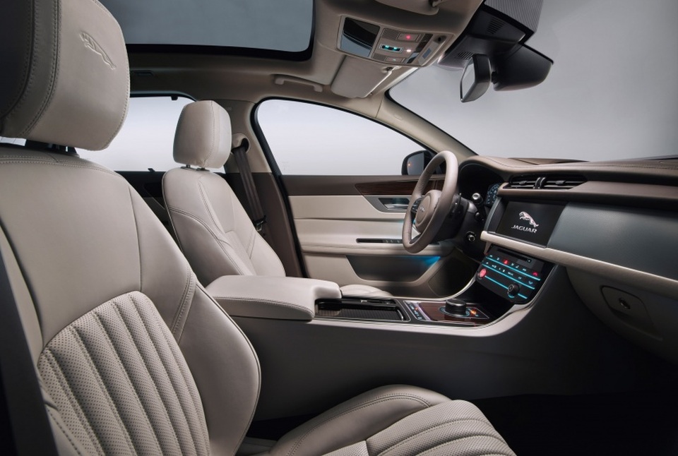 Jaguar XF Sportbrake 2018 - Động cơ mới, công nghệ mới - 2 Jaguar XF Sportbrake 2018 - Động cơ mới, công nghệ mới - 2