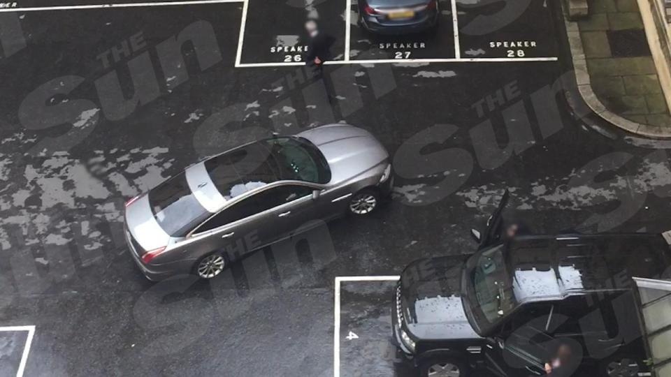 "Soi" chiếc xe bọc thép bảo vệ Thủ tướng Anh trong vụ khủng bố? - 2
Đó là một chiếc Jaguar XJ Sentinel thuộc đoàn xe được sử dụng từ thời của cựu thủ tướng Anh David Cameron, với khả năng chống đạn mức độ cao nhất - B7, theo tiêu chuẩn châu Âu CEN. Ảnh: Sun