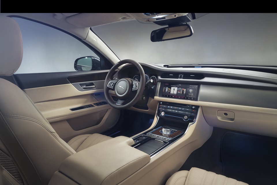 Jaguar hỗ trợ khách hàng 200 triệu đồng khi mua xe mới và đổi xe cũ - 3 Jaguar hỗ trợ khách hàng 200 triệu đồng khi mua xe mới và đổi xe cũ - 3
