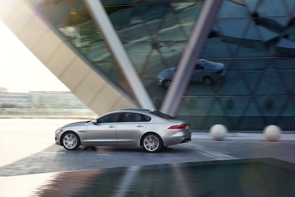 Jaguar hỗ trợ khách hàng 200 triệu đồng khi mua xe mới và đổi xe cũ - 1 Jaguar hỗ trợ khách hàng 200 triệu đồng khi mua xe mới và đổi xe cũ - 1