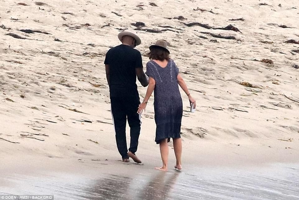 Jamie Foxx tươi rói sau khi công khai tình cảm với Katie Holmes - 10
Katie Holmes từng là vợ của Tom Cruise. Hai người li dị vào năm 2012 và cô con gái chung của họ - Suri Cruise hiện đang sống cùng Katie Holmes.