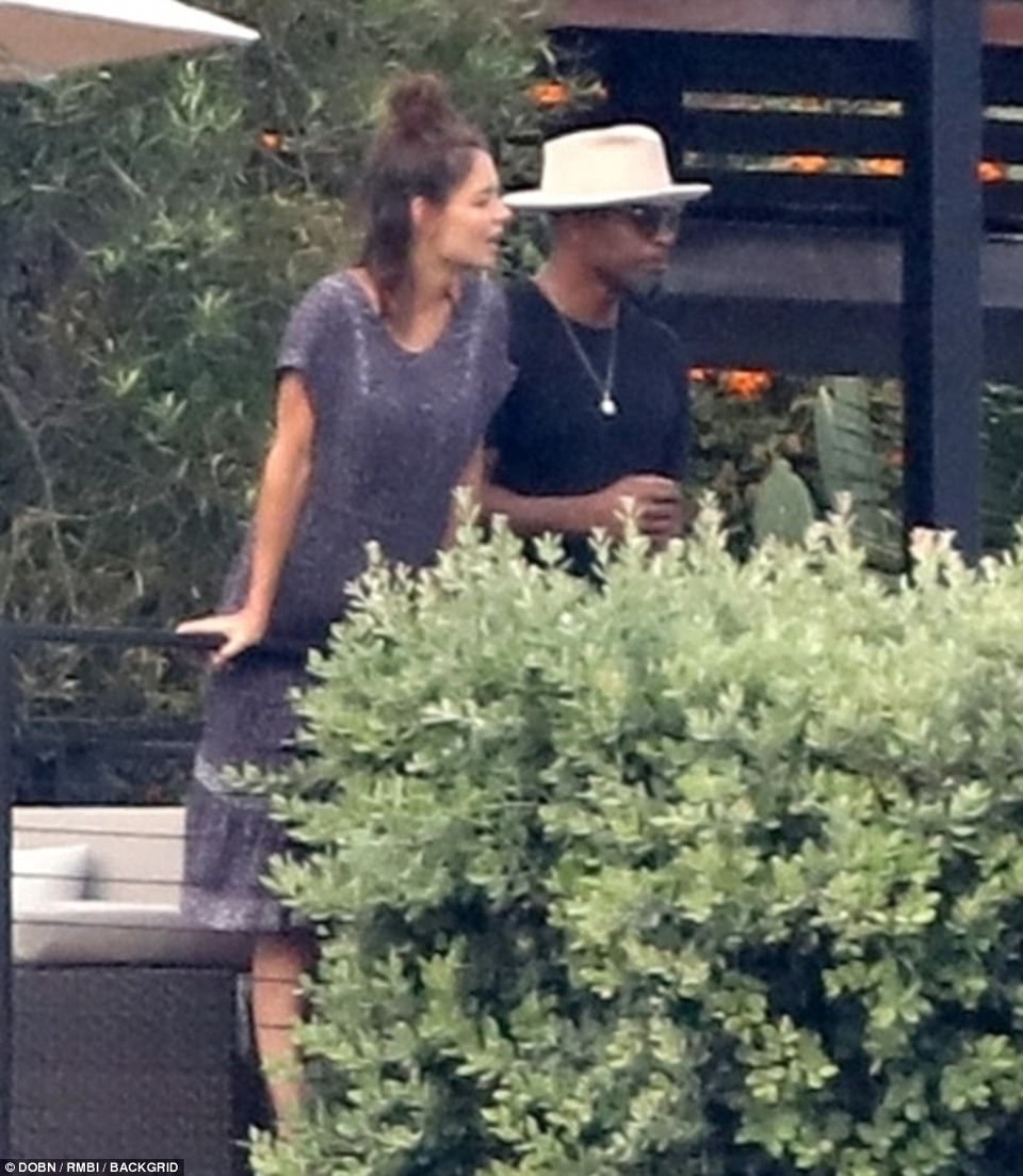 Jamie Foxx tươi rói sau khi công khai tình cảm với Katie Holmes - 16
Hồi đầu năm 2017, trong một bài phỏng vấn, Jamie Foxx thú nhận anh cảm thấy khó khăn khi hò hẹn ở tuổi 49. Mọi người cho rằng tôi đang trẻ ra nhưng thực ra tôi càng ngày càng già đi. Những cô gái trẻ ngoài kia... thật khủng khiếp, anh nói.