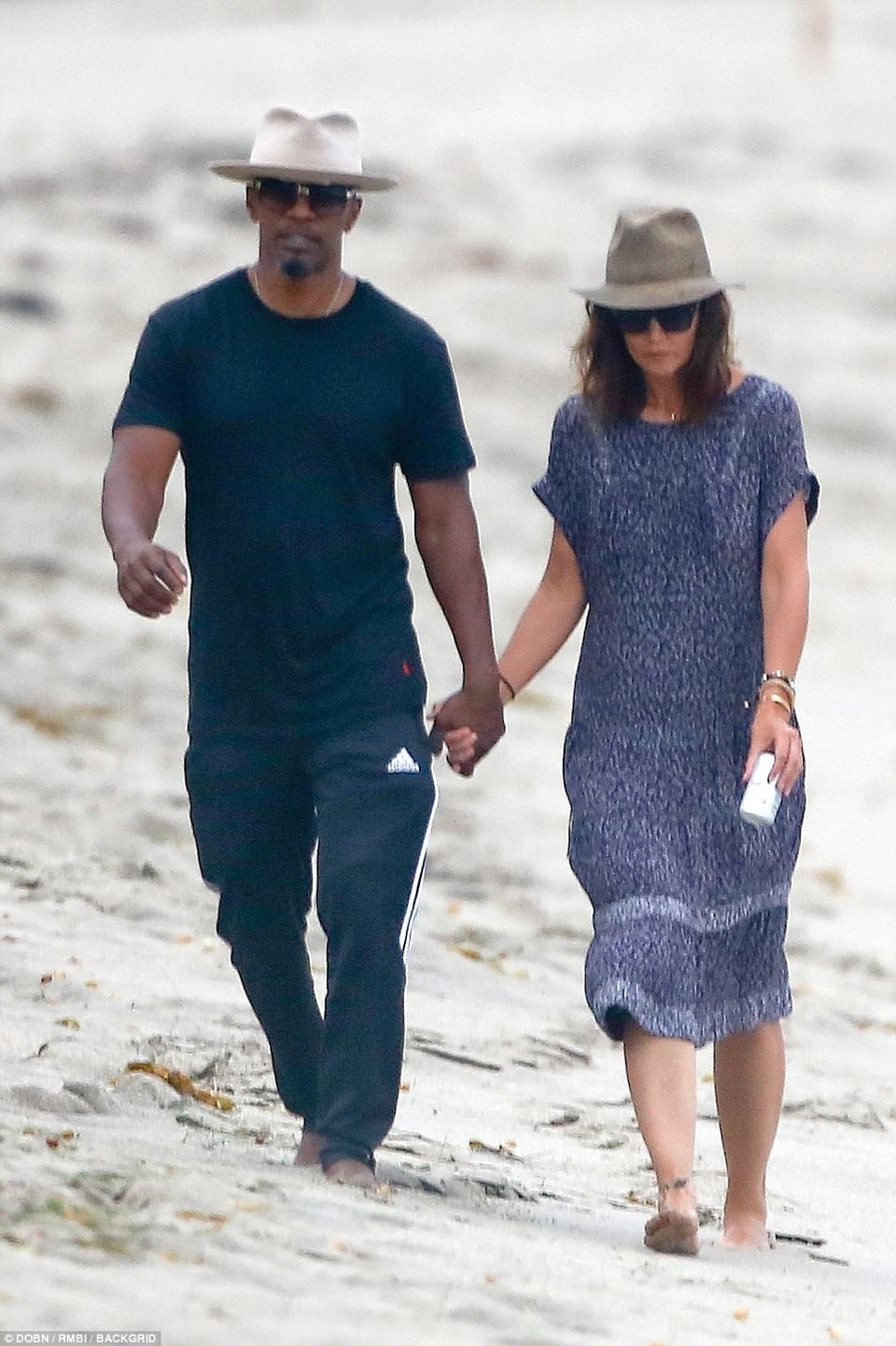 Jamie Foxx tươi rói sau khi công khai tình cảm với Katie Holmes - 8
Trước đây cặp đôi luôn khẳng định, họ chỉ xem nhau là bạn dù không ít lần bị fan bắt gặp đi cùng nhau. Tháng 5 vừa rồi, họ cùng nhau sang Pháp nhưng lại di chuyển bằng các phương tiện khác nhau.