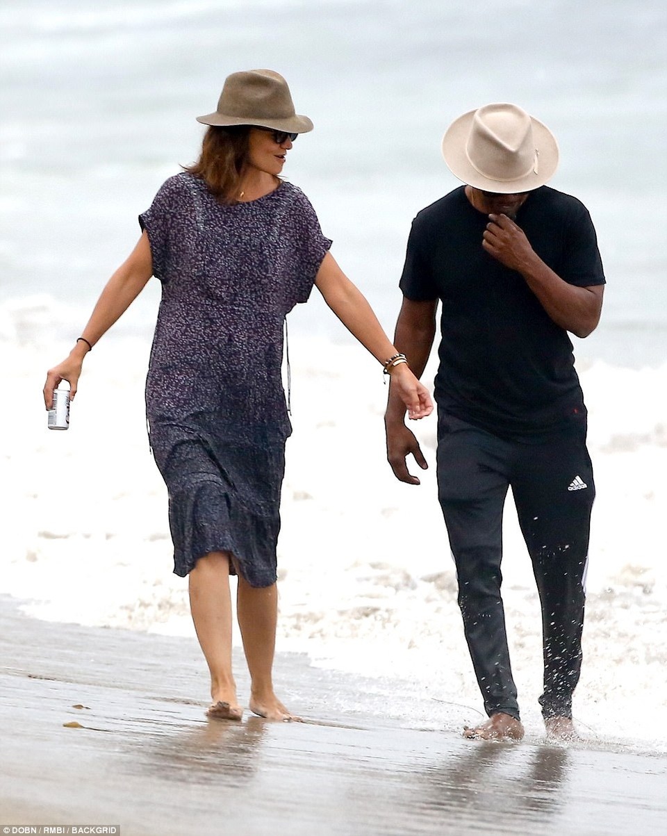 Jamie Foxx tươi rói sau khi công khai tình cảm với Katie Holmes - 6
Ngày 6/9 vừa rồi, hình ảnh Katie Holmes và Jamie Foxx tươi tắn và nắm tay nhau trên bãi biển ở Malibu đã được đăng tải trên mặt báo.