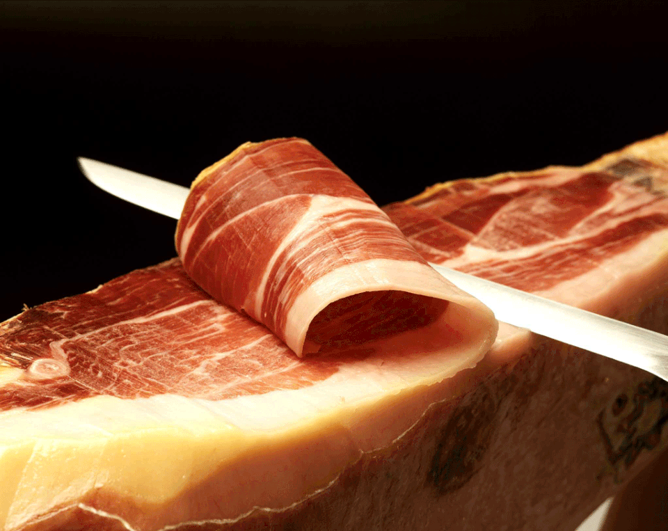 Thịt lợn đắt nhất Việt Nam gần 1 triệu đồng/ kg vẫn “hút” khách - 2 Thịt lợn Iberico khi ăn phải thái lát mỏng, đây được mệnh danh là loại thịt lợn đắt đỏ bậc nhất thế giới.