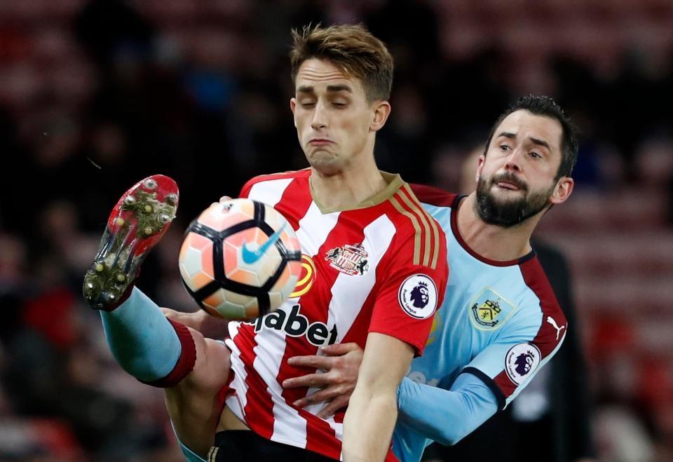 Nhiều CLB tranh giành cựu "thần đồng" Januzaj  của MU - 1 
Januzaj (phía trước) thi đấu mờ nhạt ở mùa giải năm ngoái khi được cho Sunderland mượn