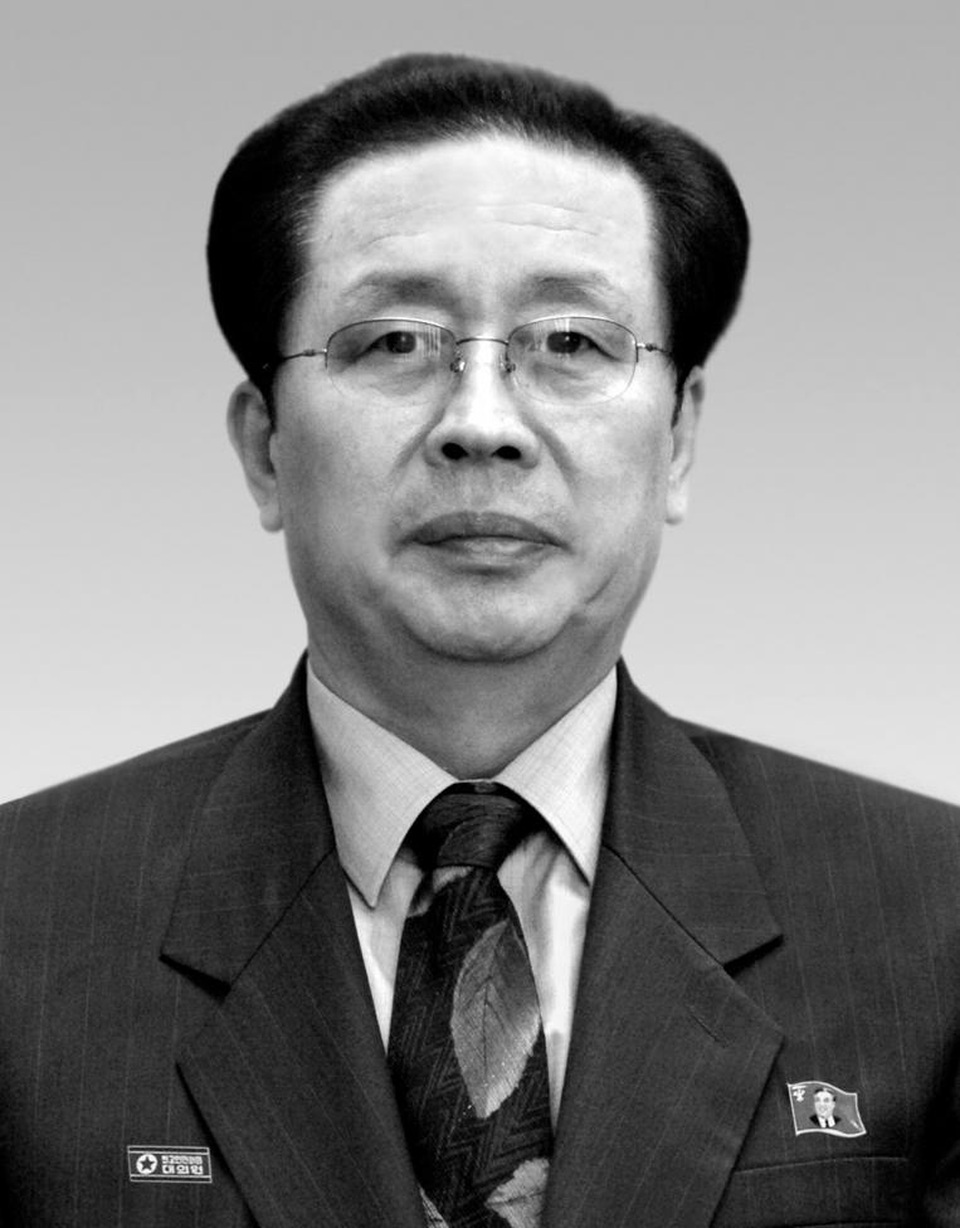 Đại gia đình của nhà lãnh đạo Triều Tiên Kim Jong-un - 5
Ông Chang Song-thaek là chồng bà Kim Kyung-hee. Ông Chang từng được xem là nhân vật quyền lực số 2 tại Triều Tiên cho tới khi bị xử tử vào năm 2013 vì tội phản quốc. (Ảnh: Reuters/KCNA)