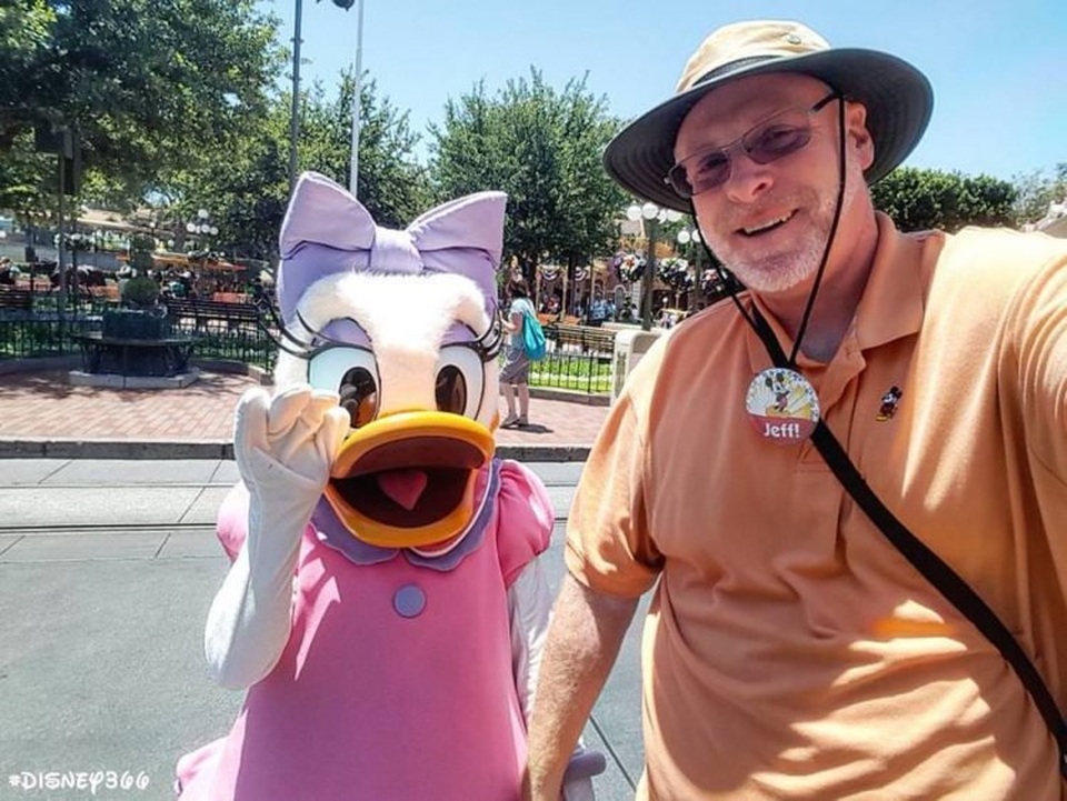 Người đàn ông 44 tuổi “nghiện” đến chơi Disneyland - 4 Người đàn ông 44 tuổi “nghiện” đến chơi Disneyland - 4