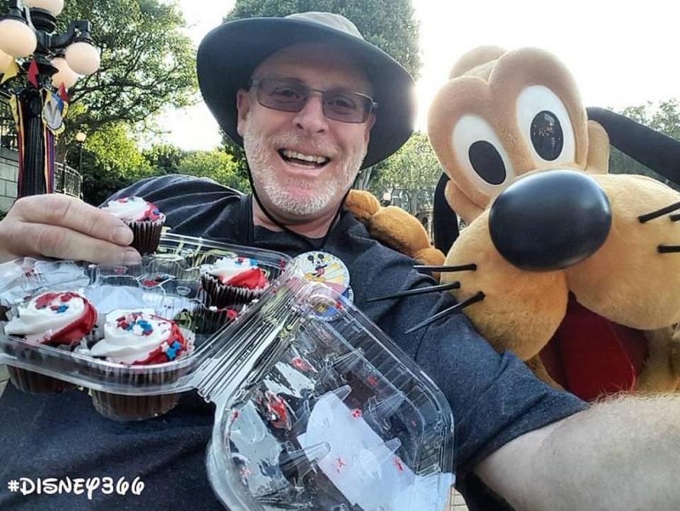 Người đàn ông 44 tuổi “nghiện” đến chơi Disneyland - 5 Người đàn ông 44 tuổi “nghiện” đến chơi Disneyland - 5