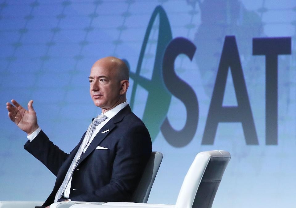 Sếp Amazon kiếm 3 tỷ USD/tuần, trở thành người giàu thứ 2 thế giới - 1
Jeff Bezos hiện là người giàu thứ hai thế giới, chỉ xếp sau tỷ phú Bill Gates. (Nguồn: Getty Images)