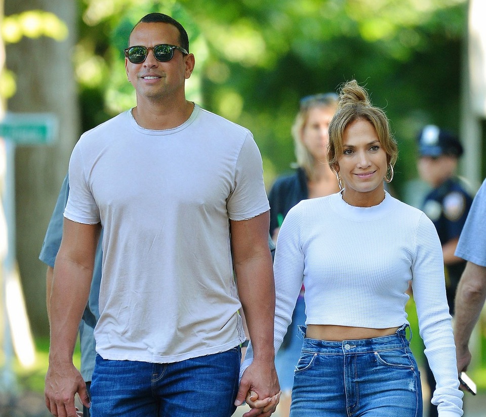 Jennifer Lopez đẹp đôi bên bạn trai kém tuổi - 11
Cặp đôi cũng đã ra mắt hai bên gia đình và thực sự nghiêm túc khi bước vào mối quan hệ này.