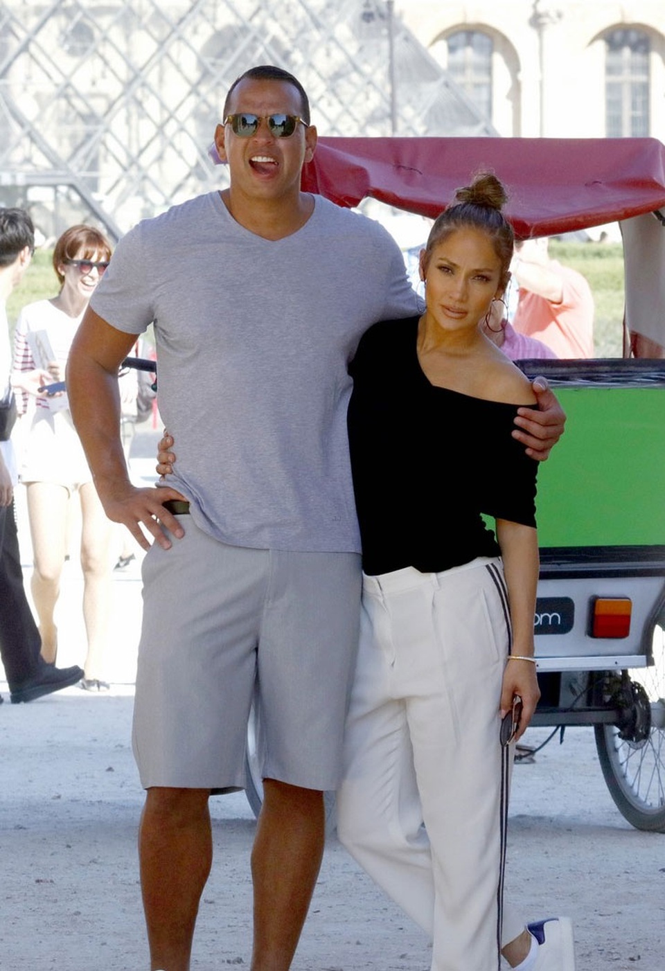 Jennifer Lopez đẹp đôi bên bạn trai kém tuổi - 10
Jennifer ngày càng trẻ đẹp khi tìm được tình yêu mới bên Alex.