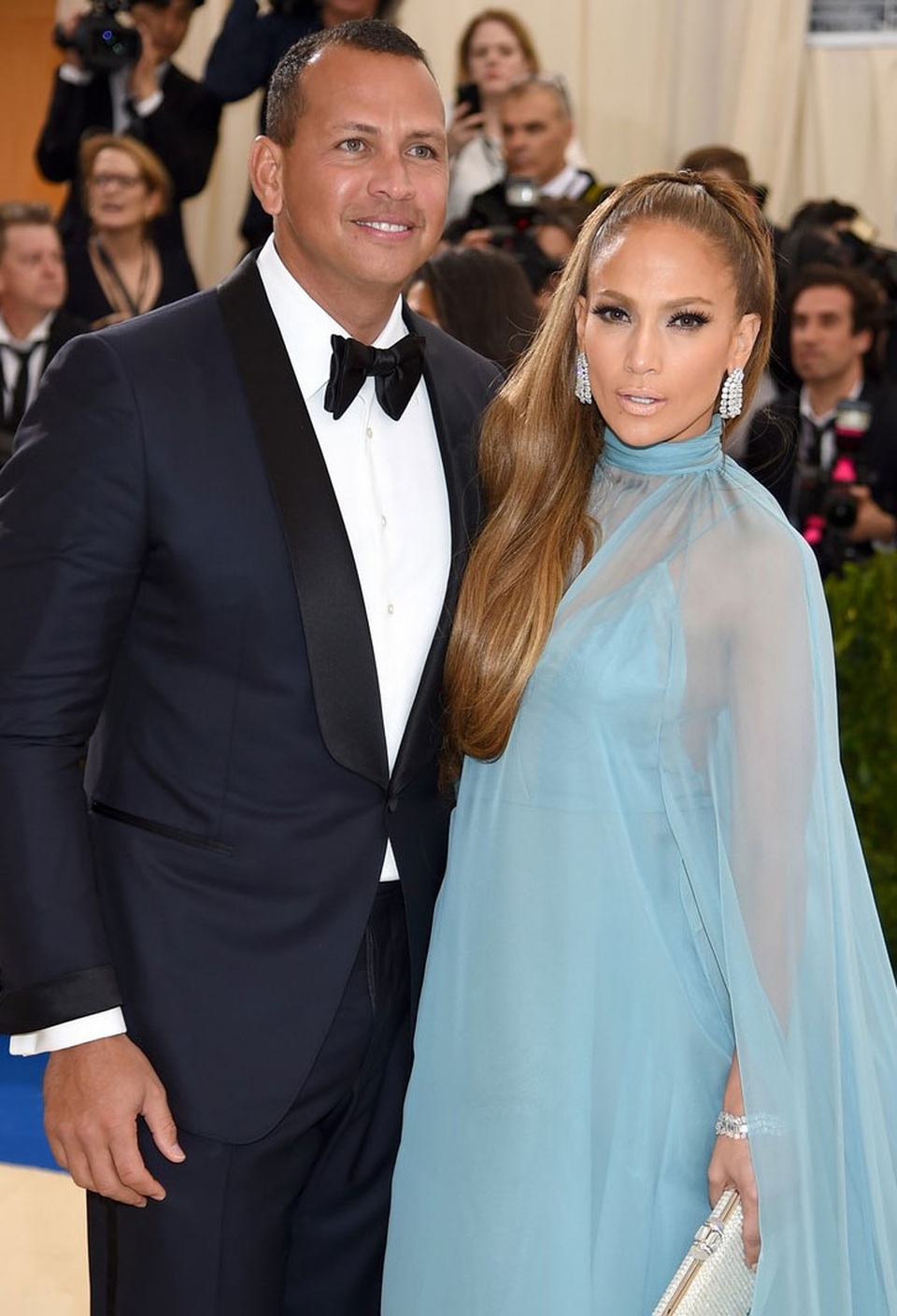 Jennifer Lopez đẹp đôi bên bạn trai kém tuổi - 9
Alex và Jennifer sánh đôi tại đại tiệc thời trang Mnet hồi tháng 4/2017.