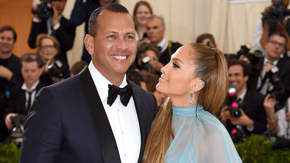 Jennifer Lopez hạnh phúc bên "bồ" kém tuổi và đàn con riêng - 2
Jennifer và Alex công khai mối quan hệ vòa tháng 3 vừa rồi khi họ tay trong tay hạnh phúc xuất hiện tại đại tiệc thời trang Met Gala năm 2017. Đều là những người từng trải qua đổ vỡ hôn nhân và có con riêng, Jennifer và Alex trân trọng hạnh phúc hiện tại.