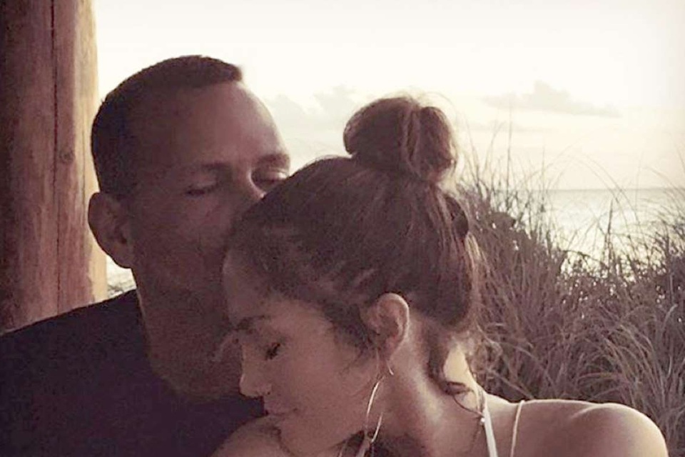 Jennifer Lopez hạnh phúc bên "bồ" kém tuổi và đàn con riêng - 4
Hình ảnh ngọt ngào và lãng mạn của Alex và Jennifer trên trang cá nhân. Bạn bè của cặp đôi tin rằng, hai ngôi sao rất nghiêm túc trong mối quan hệ này và xác định tương lai lâu dài với nhau.