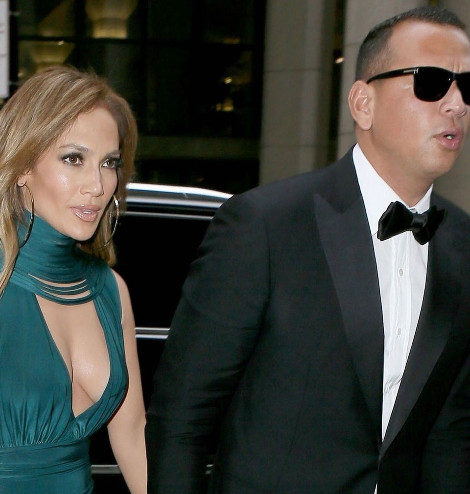 Jennifer Lopez đẹp đôi bên bạn trai kém tuổi - 2
Jennifer diện đầm dạ hội và trang điểm cẩn thận còn bạn trai cô diện vest đen lịch lãm.