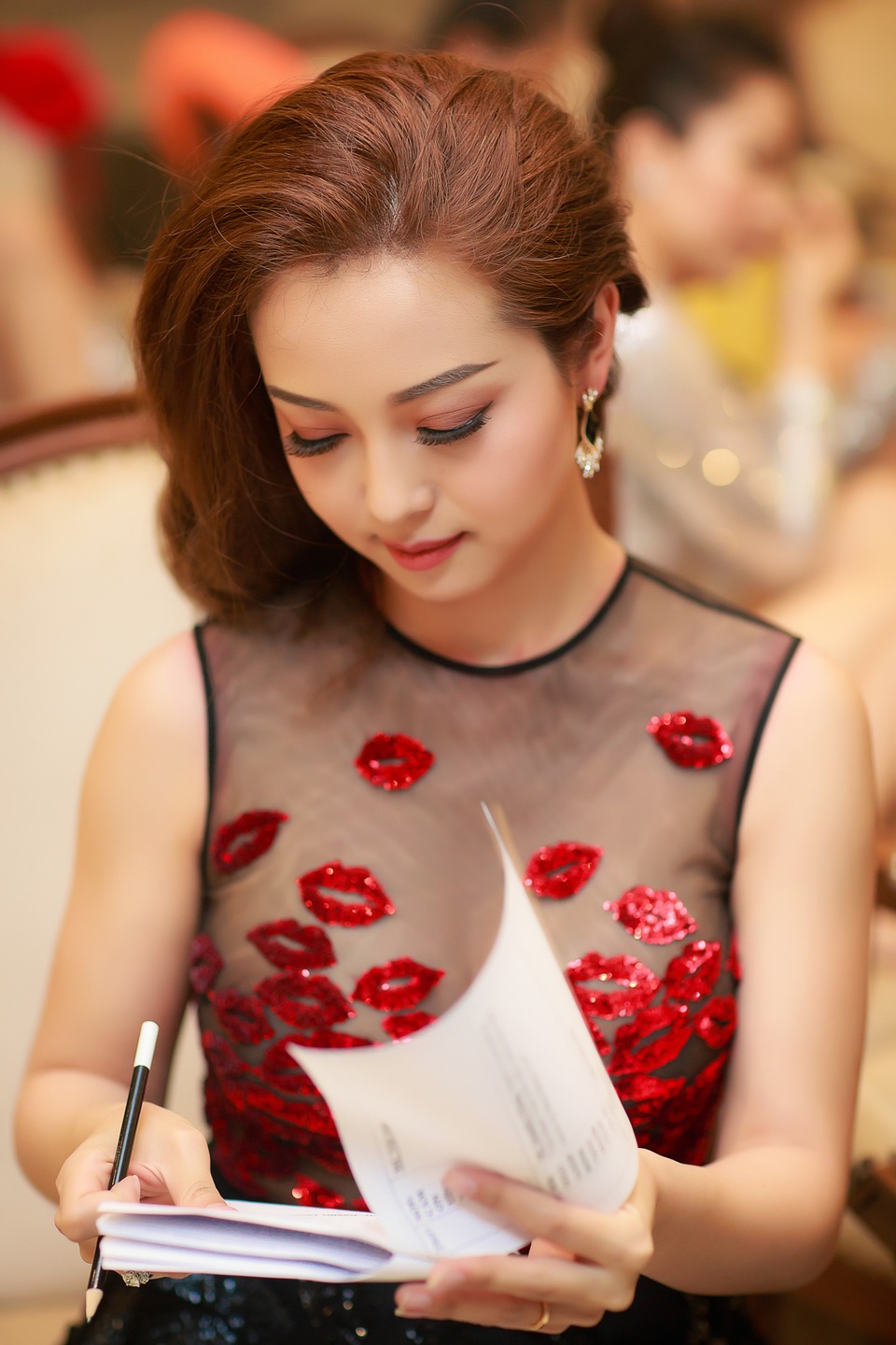 Còn nhớ mùa hè năm ngoái, Jennifer Phạm đã tung bộ ảnh áo tắm khoe dáng vóc vô cùng nóng bỏng. Được biết, lúc đó cô đã mang thai con trai được vài tháng. Hình ảnh mới nhất của Jennifer Phạm cách đây không lâu đi nghỉ mát sau sinh lần thứ 3 cũng hấp dẫn không kém. Diện trang phục bikini, hình thể của Hoa hậu khiến nhiều người ghen tị.