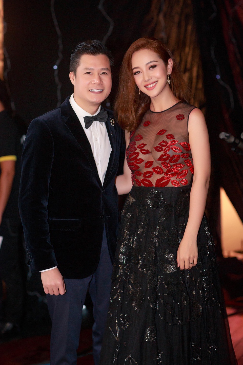 Hai người vui vẻ tay bắt mặt mừng và trò chuyện rất nhiều.