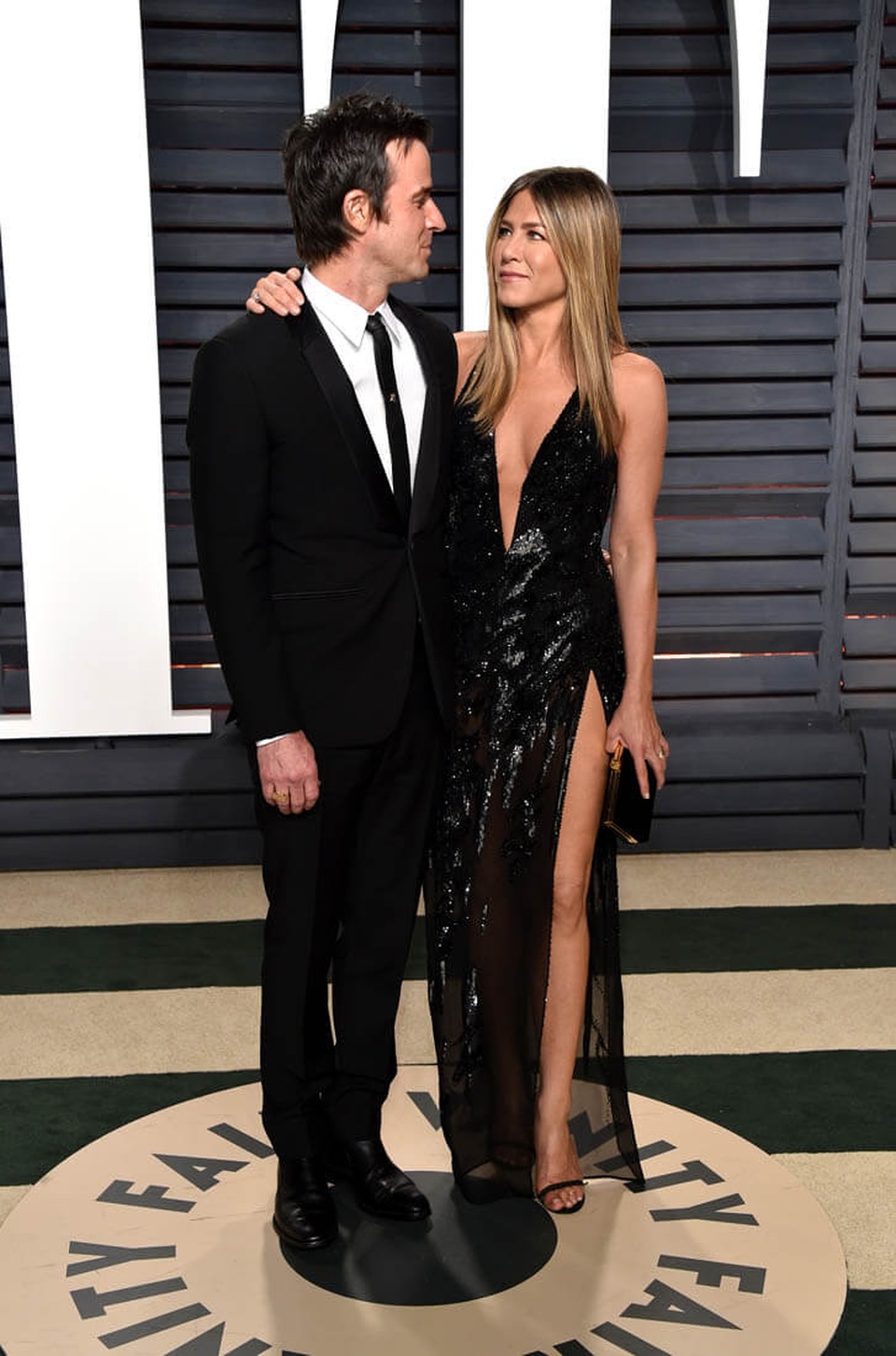 Jennifer Aniston hạnh phúc bên chồng thứ 2 - 6
Bạn bè nói, Jennifer Aniston và Justin Theroux không còn ở tuổi đôi mươi mà có thể đưa ra những quyết định bồng bột ví như chia tay sau cãi vã.