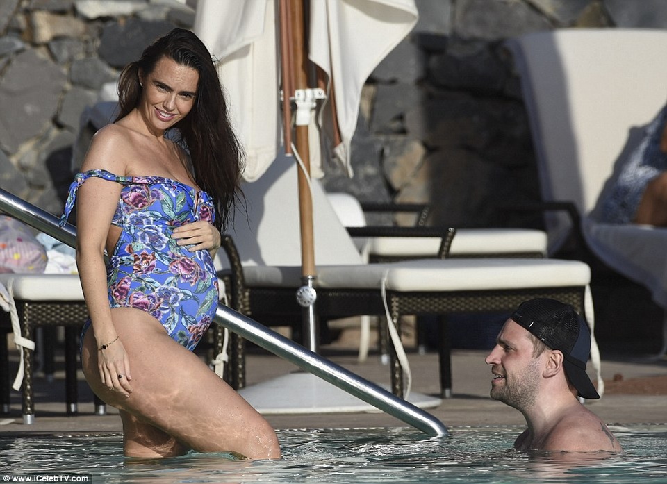 Bầu 8 tháng, người đẹp Anh vẫn mặc áo tắm - 1
Nữ diễn viên xinh đẹp Jennifer Metcalfe bế bụng bầu đi nghỉ mát ở Tenerife, Tây Ban Nha cùng bạn trai Greg Lake