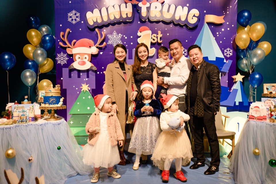 Vợ chồng Jennifer Phạm tổ chức thôi nôi sớm cho con trai út - 9 Không gian tiệc thôi nôi của bé Nu ngập tràn màu sắc Giáng sinh.