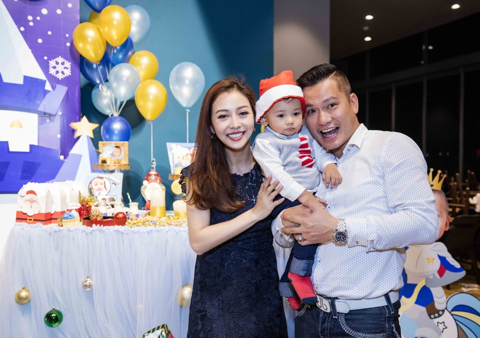 Vợ chồng Jennifer Phạm tổ chức thôi nôi sớm cho con trai út - 5 Mặc dù những tháng cuối năm, Jennifer Phạm khá bận bịu nhưng vẫn tranh thủ tổ chức tiệc thôi nôi cho con trai. Mở đầu buổi tiệc, ông xã Jennifer Phạm đã gửi lời cảm ơn ông bà ngoại ở xa đã chăm sóc con trai trong những tháng đầu bé chào đời. Ngoài ra, anh cũng gửi lời cảm ơn nhiều người thân, bạn bè và đồng nghiệp đã bớt chút thời gian đến dự tiệc.