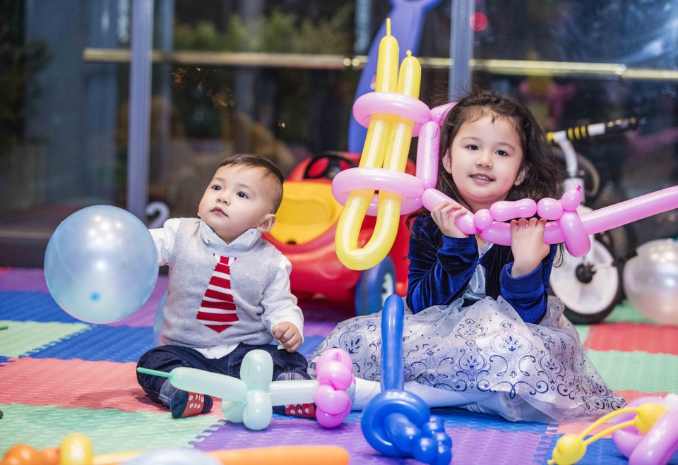 Vợ chồng Jennifer Phạm tổ chức thôi nôi sớm cho con trai út - 2 Trước đó, Jennifer Phạm cũng sinh cho doanh nhân Đức Hải một công chúa đặt tên là Na. Bé Na rất xinh xắn và có nhiều nét giống bố lẫn mẹ.