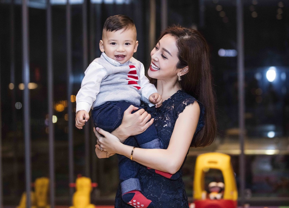 Vợ chồng Jennifer Phạm tổ chức thôi nôi sớm cho con trai út - 3 Theo Jennifer Phạm thì vào những tháng cuối của thai kỳ khi mang thai con trai út, cô đã về Mỹ để sinh con và cậu bé được sinh vào đúng dịp Giáng sinh.