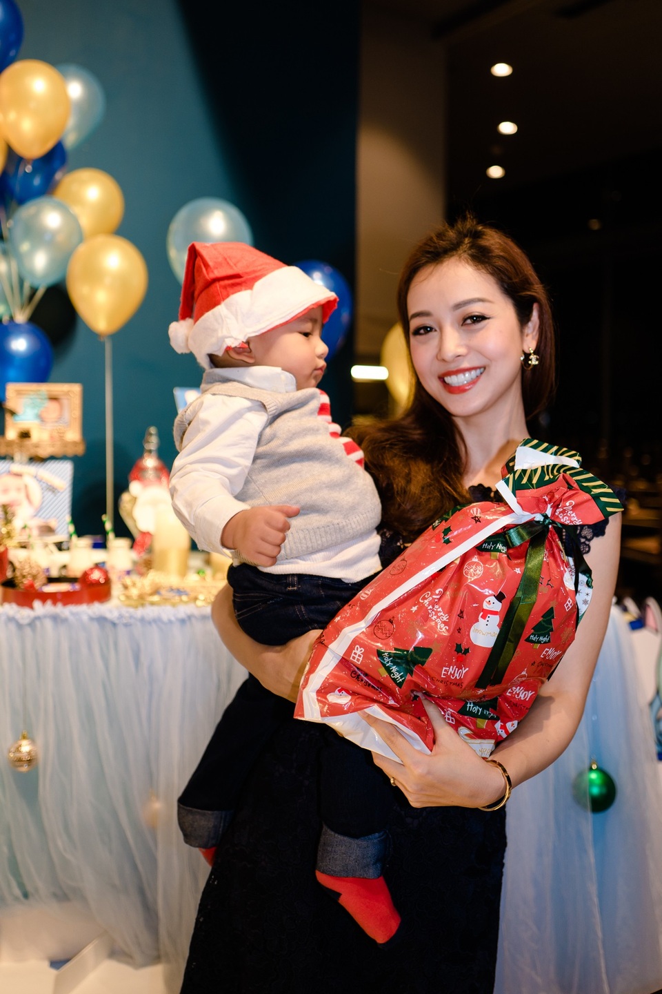 Vợ chồng Jennifer Phạm tổ chức thôi nôi sớm cho con trai út - 4 Những ngày tháng ở cử, bố mẹ Jennifer là người đã chăm sóc con gái và cháu cho đến khi cháu cứng cáp mới cho về Việt Nam.