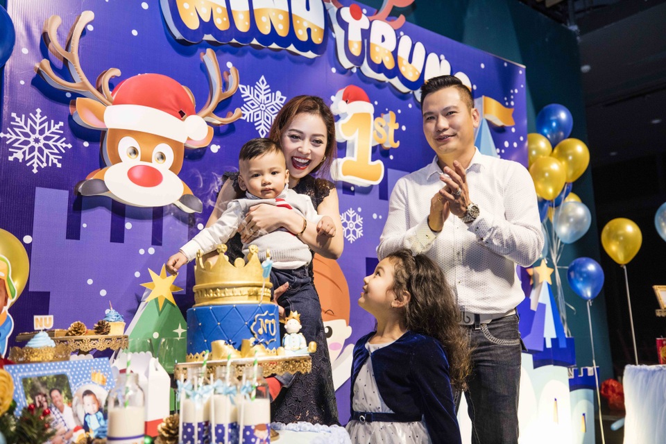 Vợ chồng Jennifer Phạm tổ chức thôi nôi sớm cho con trai út - 6 Jennifer Phạm từng tâm sự, cô cảm thấy may mắn vì Đức Hải là một người chồng yêu vợ và rất chia sẻ. Anh thường đỡ đần vợ trong mọi việc, kể cả việc chăm con.
