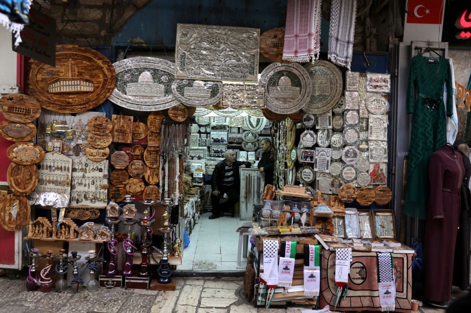 Vùng đất linh thiêng Jerusalem giữa điểm nóng Trung Đông - 7 Jerusalem được xem là vùng đất giao thoa của nhiều giá trị tôn giáo với số dân chưa đến 1 triệu người. Trong ảnh: Một cửa hàng buôn đồ cổ tại Jerusalem. (Ảnh: Reuters)