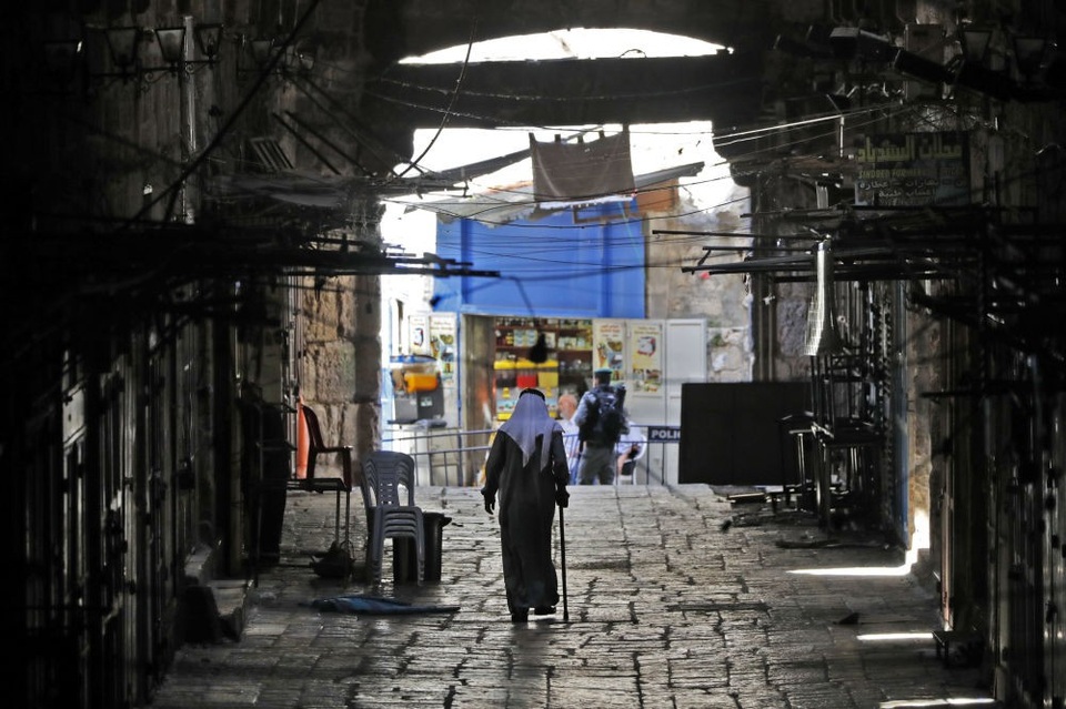 Vùng đất linh thiêng Jerusalem giữa điểm nóng Trung Đông - 10 Suốt nửa thế kỷ qua, cuộc xung đột giữa Israel và cộng đồng các nước Ả-rập láng giềng đã trở thành “thùng thuốc súng” ở Trung Đông. Liên Hợp Quốc và nhiều nước, trong đó có Mỹ, đã vào cuộc để dàn xếp thỏa thuận giữa Israel và Palestine, song đều không đạt được kết quả. Trong ảnh: Người Palestine đi bộ tại Jerusalem. (Ảnh: AFP)