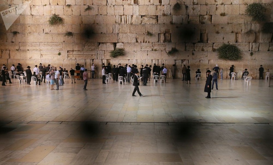 Vùng đất linh thiêng Jerusalem giữa điểm nóng Trung Đông - 4 Jerusalem được xem là vùng đất thánh đối với 3 tôn giáo lớn là Hồi giáo, Do Thái và Cơ đốc, và là nơi mang ý nghĩa đặc biệt với các tín đồ theo 3 tôn giáo này. Trong ảnh: Bức tường Phía Tây ở Jerusalem, nơi được xem là linh thiêng nhất của tín đồ Do Thái, luôn có nhiều người đến cầu nguyện. (Ảnh: Sputnik)