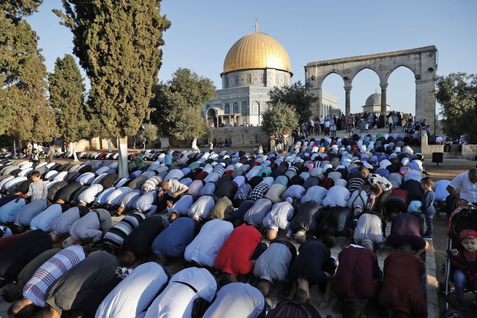 Vùng đất linh thiêng Jerusalem giữa điểm nóng Trung Đông - 5 Những người theo đạo Hồi của Palestine đã tới cầu nguyện trong buổi sáng đầu tiên của Lễ Hiến sinh bên trong khuôn viên thánh đường al-Aqsa, nơi linh thiêng thứ 3 đối với đạo Hồi, tại Jerusalem. (Ảnh: AFP)