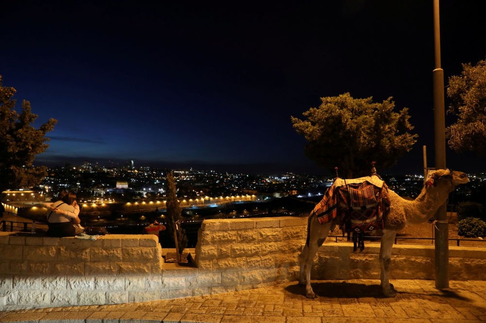 Vùng đất linh thiêng Jerusalem giữa điểm nóng Trung Đông - 6 Thành phố Jerusalem về đêm nhìn từ đỉnh núi Olives. Từ trên đỉnh Olives có thể phóng tầm mắt bao quát toàn cảnh khu thành cổ Jerusalem. (Ảnh: Reuters)