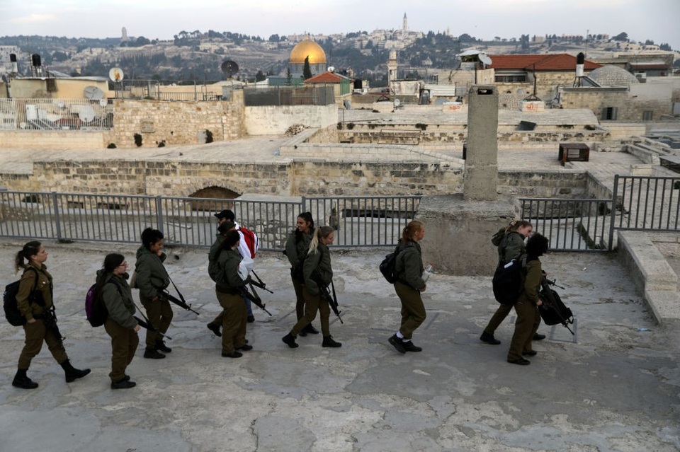 Vùng đất linh thiêng Jerusalem giữa điểm nóng Trung Đông - 8 Do lịch sử lâu đời và gắn liền với sự linh thiêng của các tôn giáo nên Jerusalem cũng là nơi diễn ra các cuộc xung đột và tranh chấp từ nhiều năm nay, đặc biệt là giữa Israel và Palestine. Trong ảnh: Binh sĩ Israel tuần tra một khu vực ở Jerusalem. (Ảnh: Reuters)