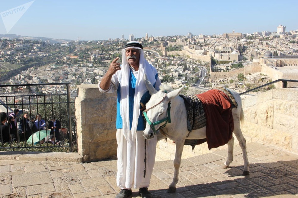 Vùng đất linh thiêng Jerusalem giữa điểm nóng Trung Đông - 9 Israel đã chiếm Đông Jerusalem trong cuộc chiến tranh năm 1967 và tuyên bố Jerusalem là thủ đô không thể chia tách của nước này. Trong khi đó, người Palestine cũng muốn coi Đông Jerusalem là thủ đô của nhà nước trong tương lai. Trong ảnh: Một người đàn ông đứng ở khu vực Núi Đền tại Jerusalem. (Ảnh: Sputnik)
