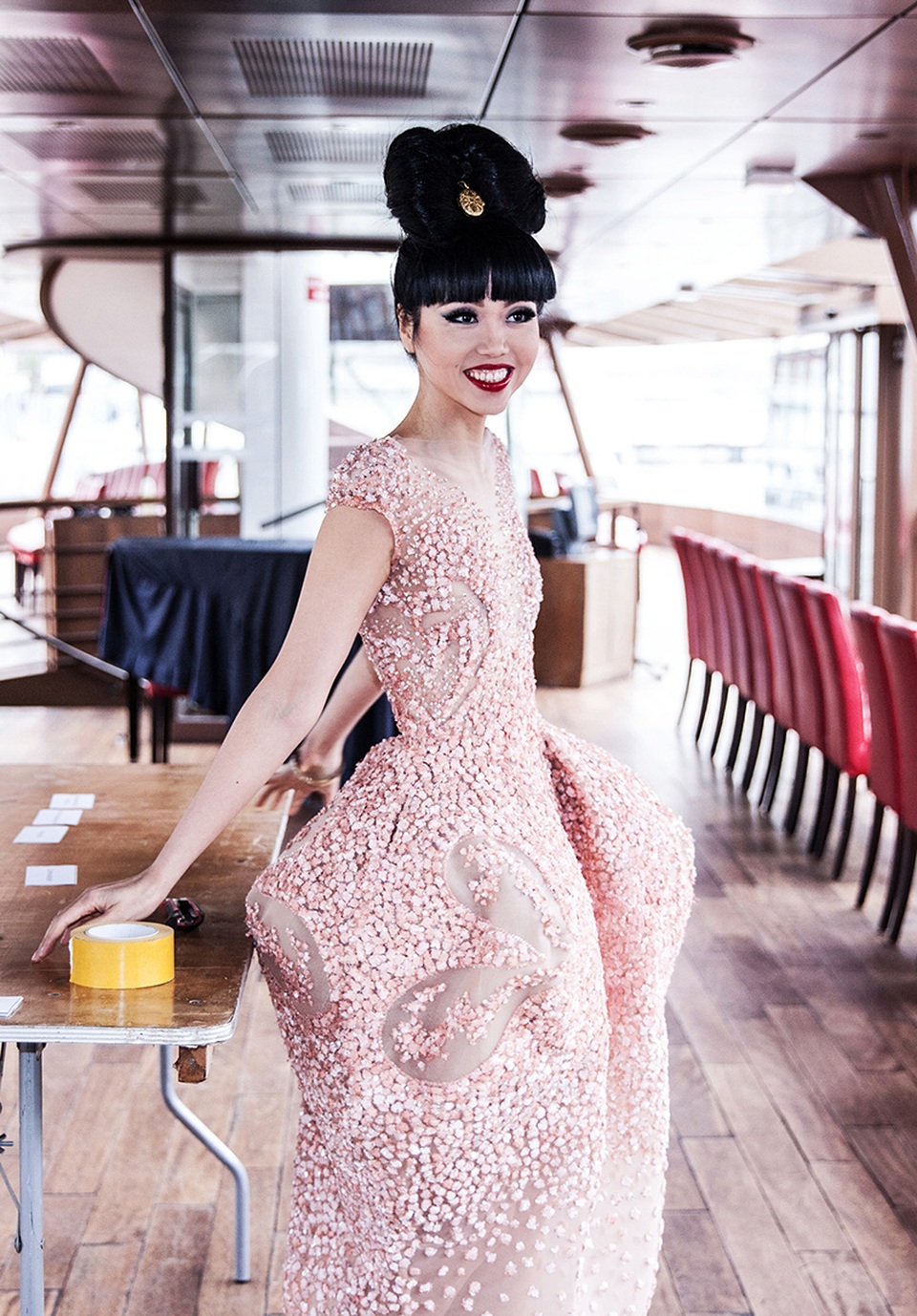 Jessica Minh Anh xuất hiện trên ghế đầu tuần lễ haute couture tại Paris - 8 Jessica Minh Anh xuất hiện trên ghế đầu tuần lễ haute couture tại Paris - 8