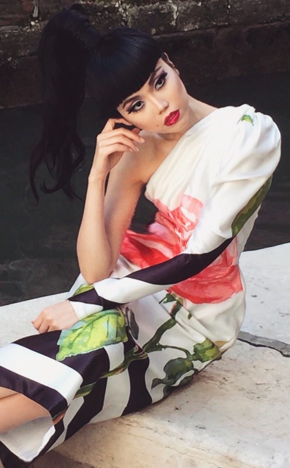 Siêu mẫu Jessica Minh Anh lộng lẫy trang phục sắc màu tại Venice - 1 Siêu mẫu Jessica Minh Anh lộng lẫy trang phục sắc màu tại Venice - 1