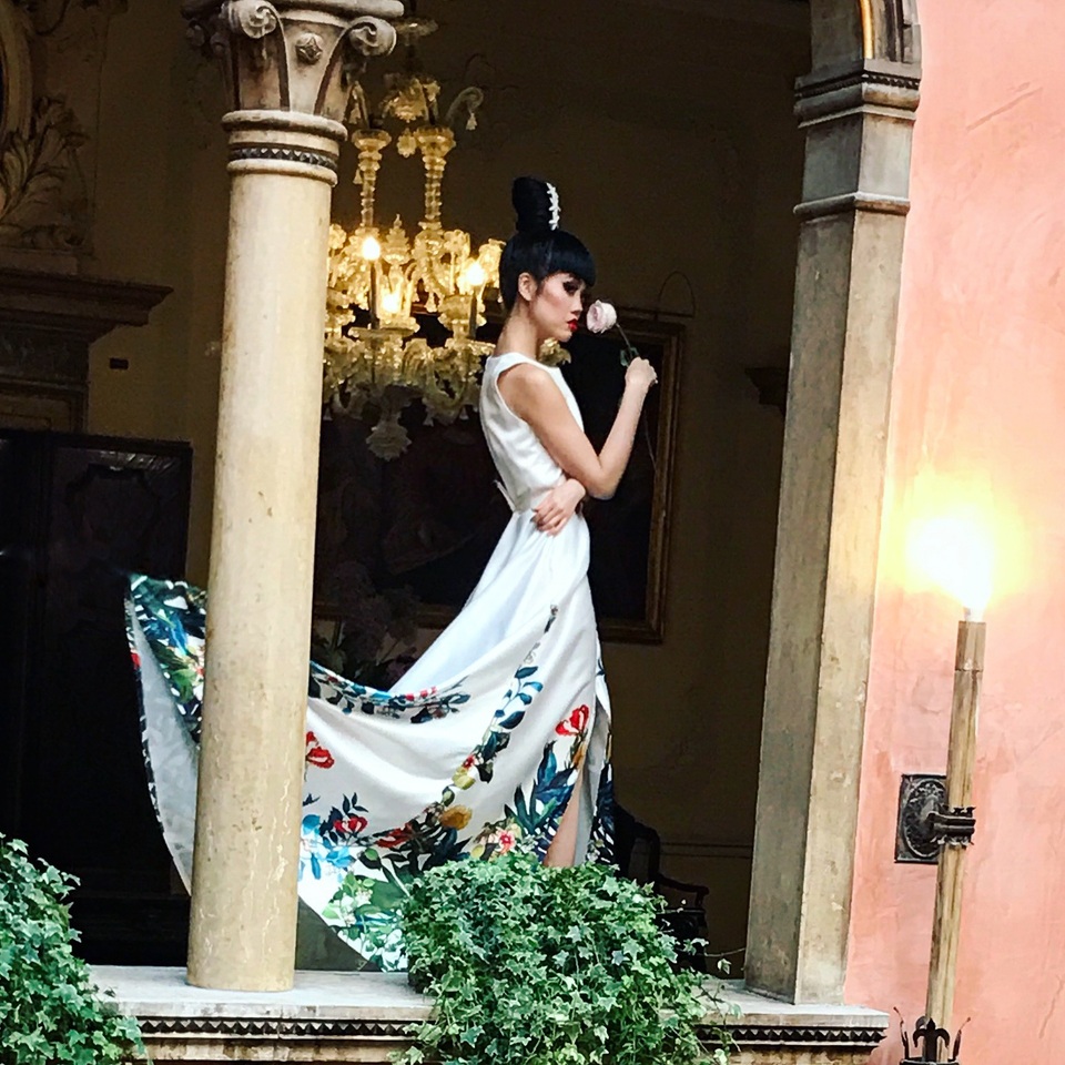 Siêu mẫu Jessica Minh Anh lộng lẫy trang phục sắc màu tại Venice - 10 Siêu mẫu Jessica Minh Anh lộng lẫy trang phục sắc màu tại Venice - 10