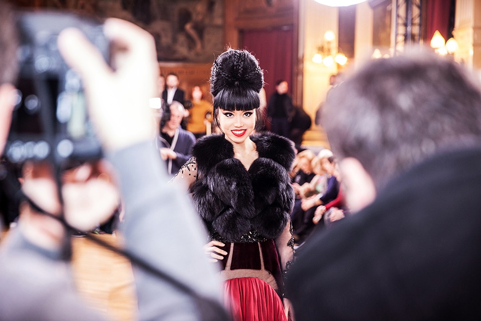 Jessica Minh Anh xuất hiện trên ghế đầu tuần lễ haute couture tại Paris - 2 Trong chương trình này, Jessica Minh Anh được các nhà tạo mẫu chọn và gửi các bộ váy lộng lẫy để cô xuất hiện trên hàng ghế đầu cũng như trong các bữa tiệc sang trọng.