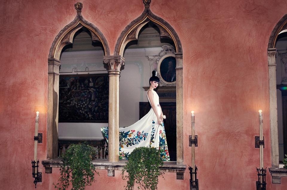 Siêu mẫu Jessica Minh Anh lộng lẫy trang phục sắc màu tại Venice - 13 Siêu mẫu Jessica Minh Anh lộng lẫy trang phục sắc màu tại Venice - 13