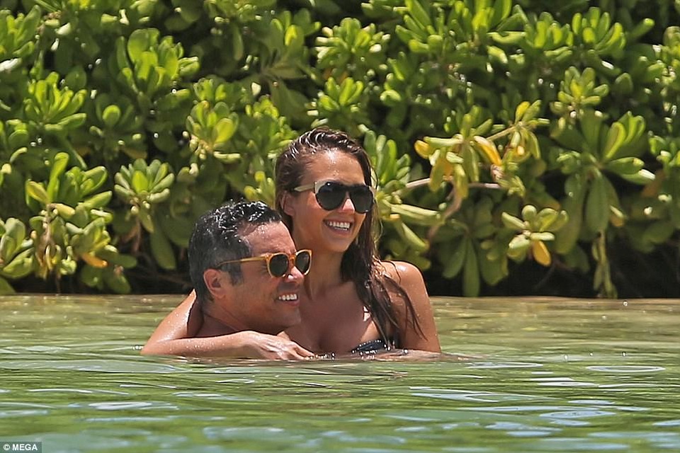 "Thiên thần bóng tối" Jessica Alba: "Bầu bí" lần ba vẫn đẹp! - 16 "Thiên thần bóng tối" Jessica Alba: "Bầu bí" lần ba vẫn đẹp! - 16