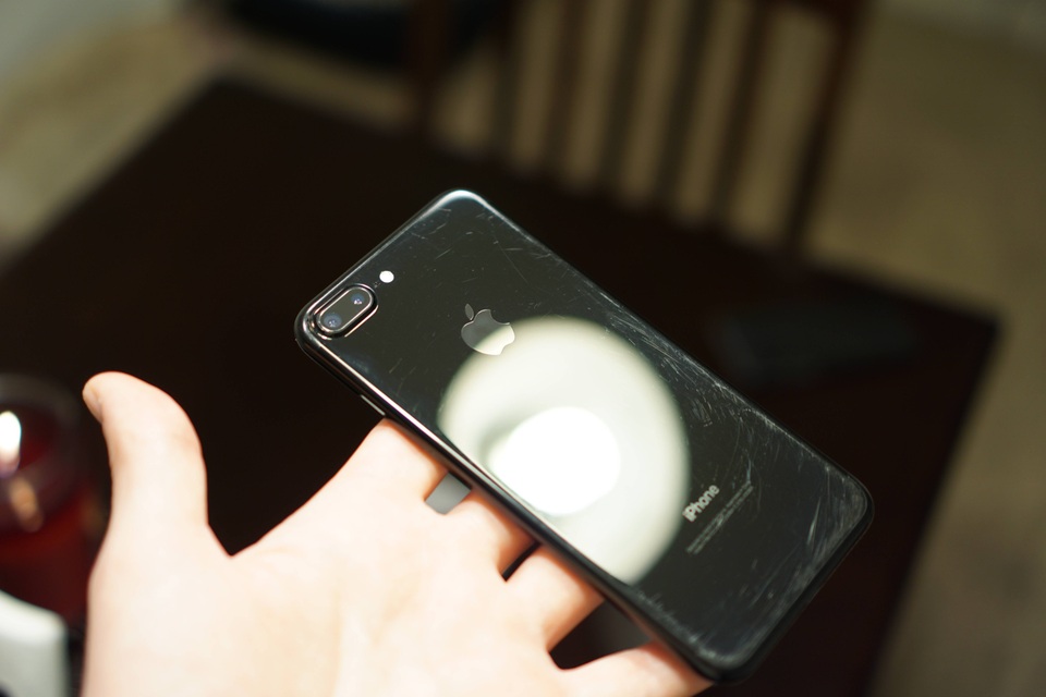 
Sự tàn tạ của iPhone 7 Jet Black sau một thời gian sử dụng.
