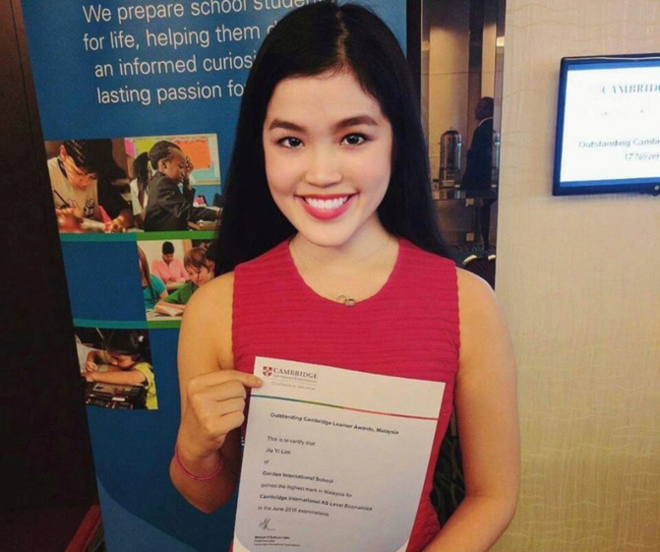 Tài không đợi tuổi, thiếu nữ xinh đẹp đỗ cả Harvard, Stanford và Cambridge - 1
Trên tay Jia Yi Lim (17 tuổi) là thư mời nhập học từ ĐH Cambridge danh tiếng của Anh.