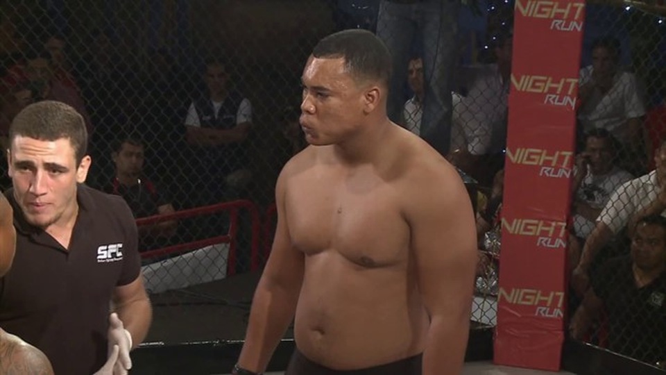 Võ sỹ MMA vật trọng tài và đòi ăn thua đủ với đối thủ - 1
Võ sỹ Jim Abadia