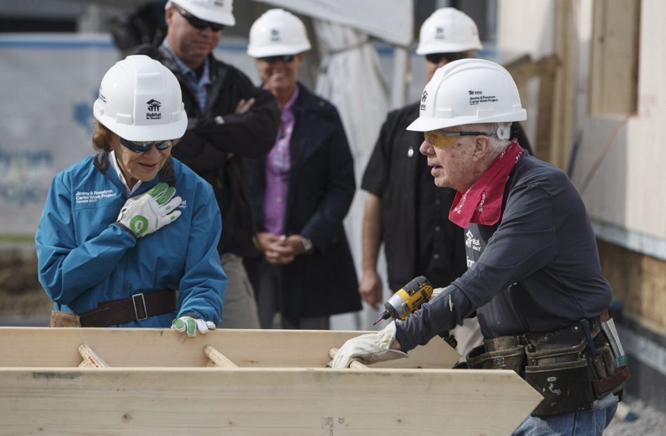Cựu Tổng thống Mỹ Jimmy Carter đích thân xây nhà cho người nghèo dù sức khỏe yếu - 2 Cựu Tổng thống Carter và phu nhân cùng tham gia dự án Nhà ở nhân đạo tại Canada (Ảnh: Canadian Press)
